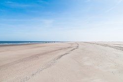 Flacher leerer Sandstrand bei Sonnenschein auf Norderney