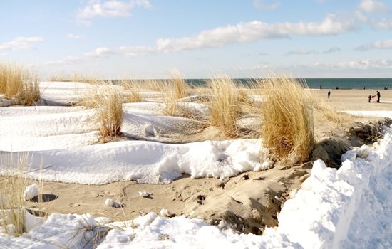 Schneebedeckte Duene am Strand