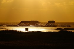 Pfahlbauten am Strand von SPO bei Sonnenuntergang