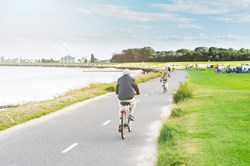Radfahrer auf der Promenade von Cuxhaven