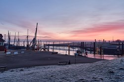 Sonnenaufgang in Ditzumer Hafen in Ostfriesland an der Nordsee verbunden durch die Ems über den Dollart