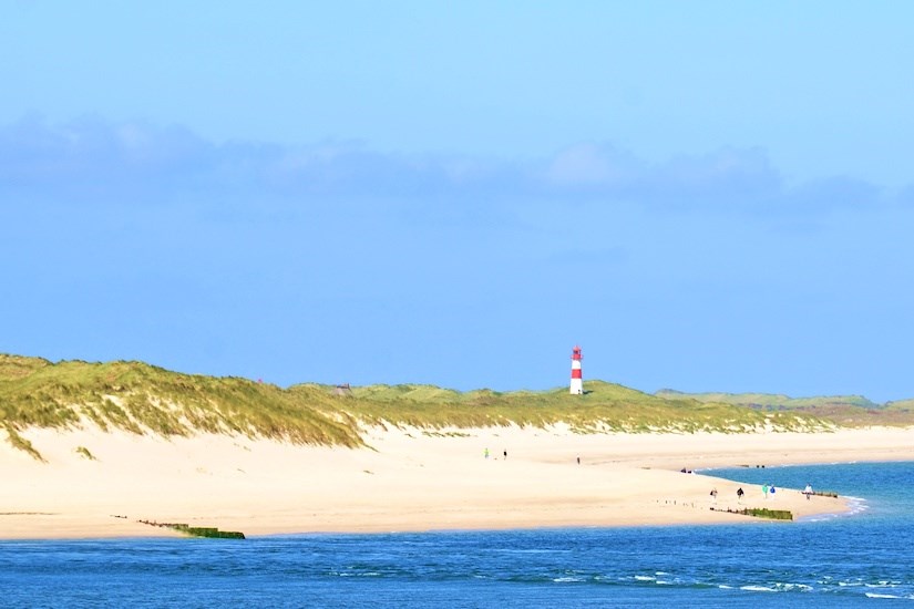 Blick auf den Strand und Leuchtturm in List auf Sylt