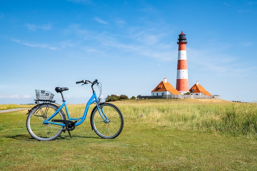Fahrrad vor dem Leuchtturm in Westerheversand an der Nordsee