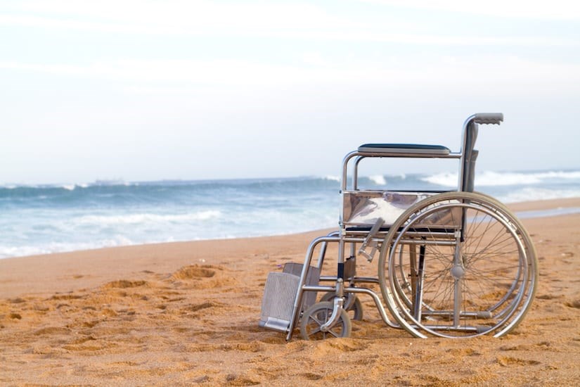 Leerer Rollstuhl am Strand