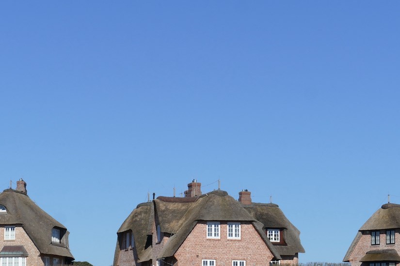 Reetdächer vor blauem Himmel auf Sylt